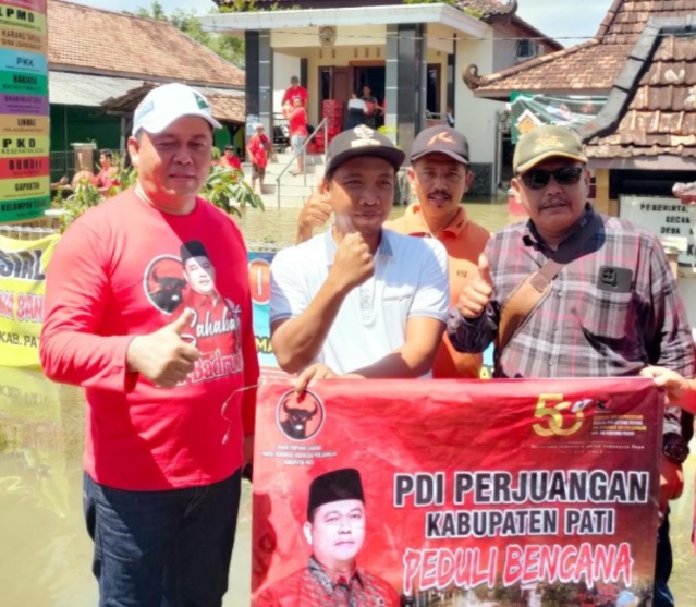 Ketua DPRD Pati saat meninjau lokasi banjir di Desa Mintobasuki