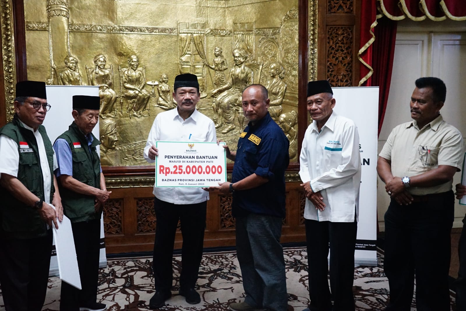 Pj Bupati Henggar Budi Anggoro menerima langsung bantuan dari Badan Amil Zakat Nasional (Baznas) Jawa Tengah
