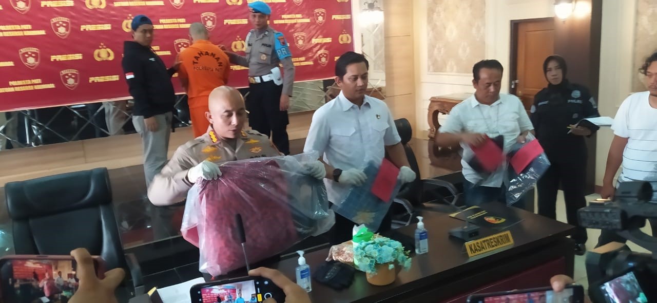 Kapolresta Pati menunjukkan sejumlah barang bukti