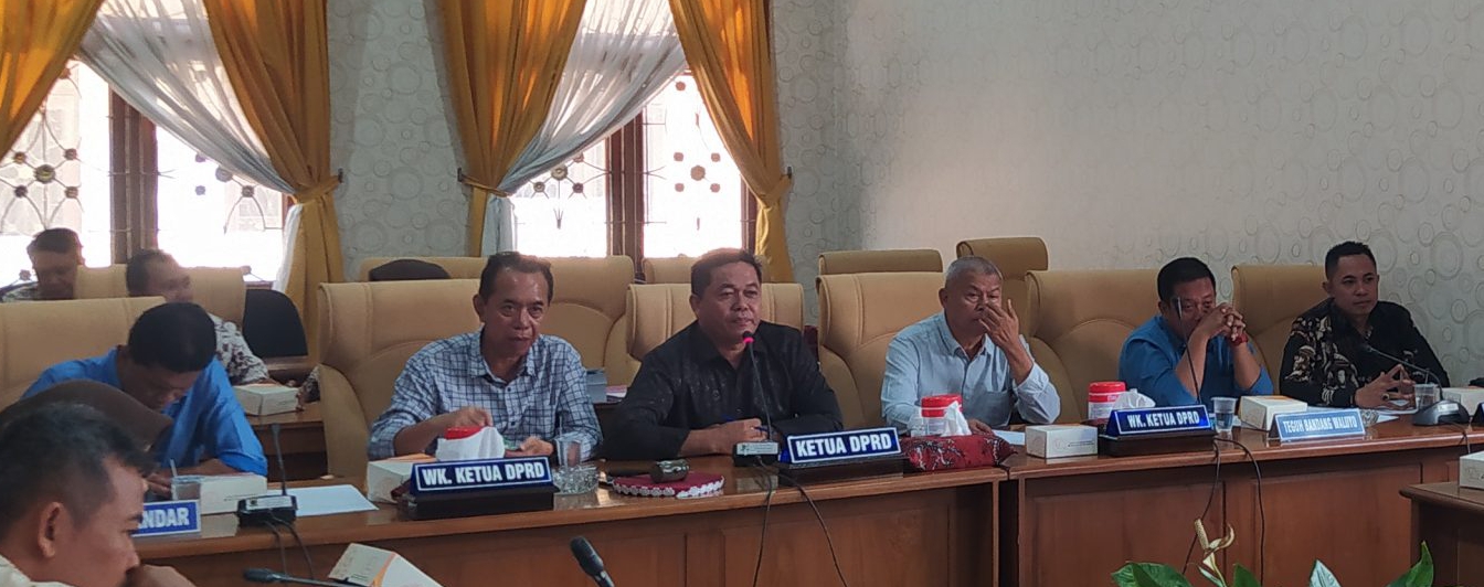 Ali Badrudin memimpin audensi bersama Pasopati dan perakilan lembaga RT RW