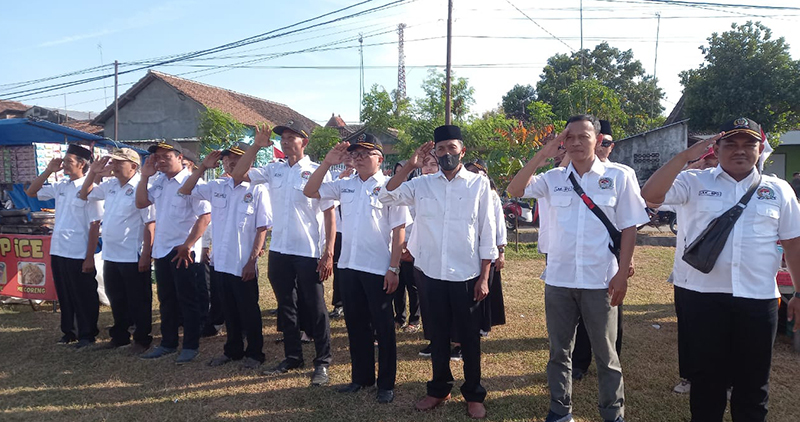 Kompak dalam barisan, meskipun tak dapat tempat di tengah peserta