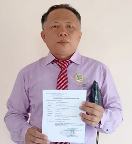 Purwoko, SH menunjukkan laporan polisi atas dugaan peristiwa pengeroyokan terhadap Wendi Gian ranasya