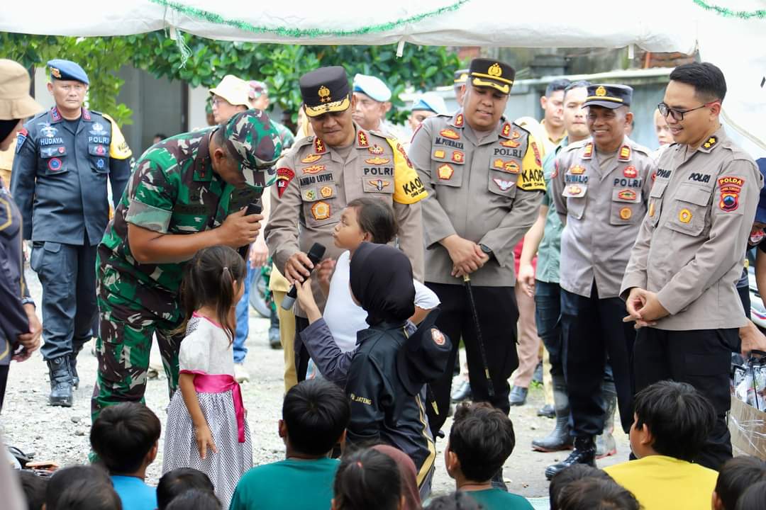 Bupati Demak Eisti’anah mendampingi Pangdam IV/Diponegoro Mayjen TNI Tandyo Budi, bersama Kapolda Jateng Irjen Pol Drs. Ahmad Luthfi meninjau banjir di kecamatan Karanganyar