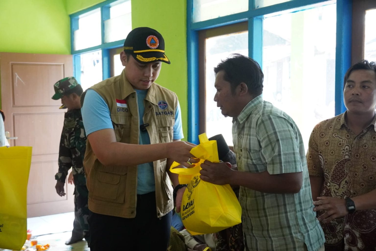 Bupati Kendal Dico M Ganinduto didampingi Sekda Sugiono serta Ketua Baznas Kendal Syamsul Huda, meninjau lokasi longsor dan membagikan bantuan di Desa Blumah, Kecamatan Plantungan