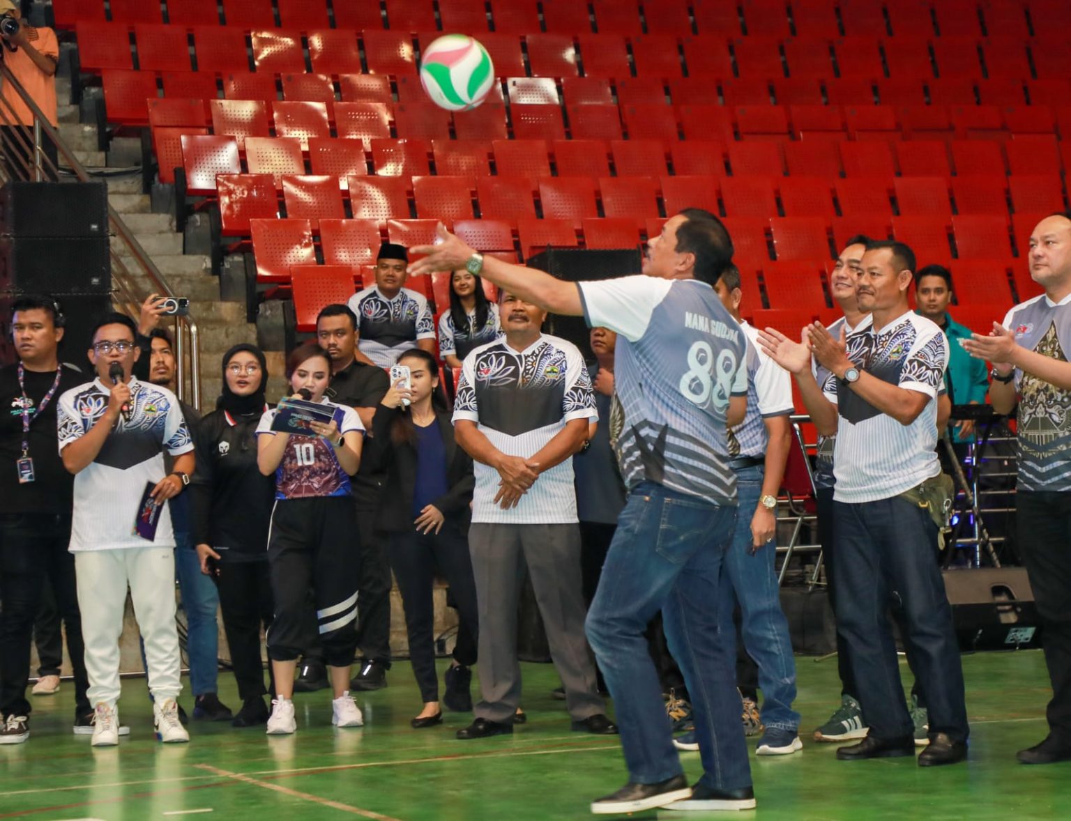 Penjabat Gubernur Jawa Tengah Nana Sudjana membuka turnamen voli Piala Gubernur Jateng 2024