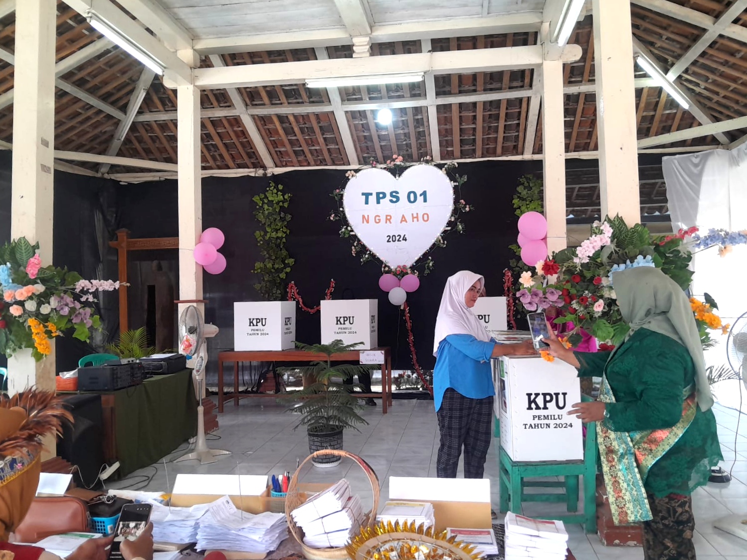 Uniknya TPS 01 Desa Ngraho, Padukan Nuansa Valentine dan Bhinneka Tunggal Ika