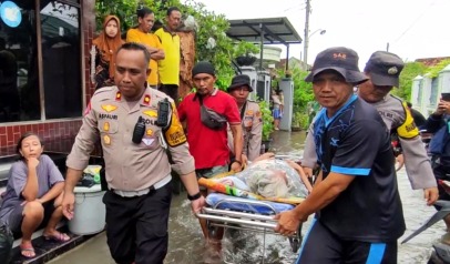 Aksi Heroik Petugas Polisi dan TNI Evakuasi Lansia Sakit yang Terjebak Banjir di Juwana Pati
