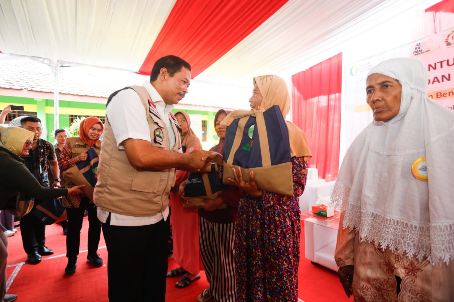 Penjabat Gubernur Jawa Tengah, Nana Sudjana saat memberikan bantuan pangan kepada warga korban banjir di Kabupaten Demak