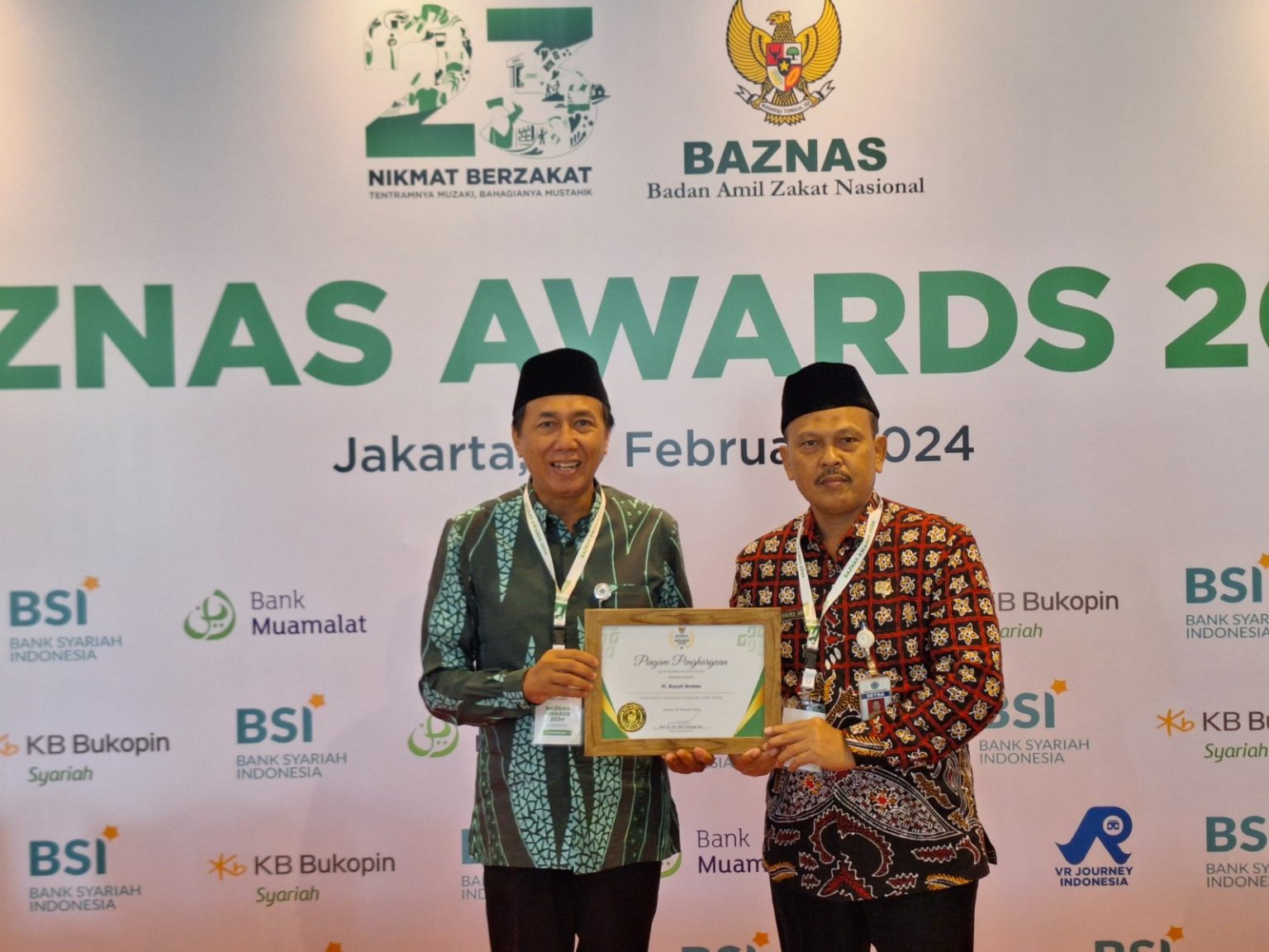 Penjabat (Pj) Bupati Brebes Iwanuddin Iskandar menerima penghargaan Baznas Award, Kategori Kepala Daerah Pendukung Pengelolaan Baznas