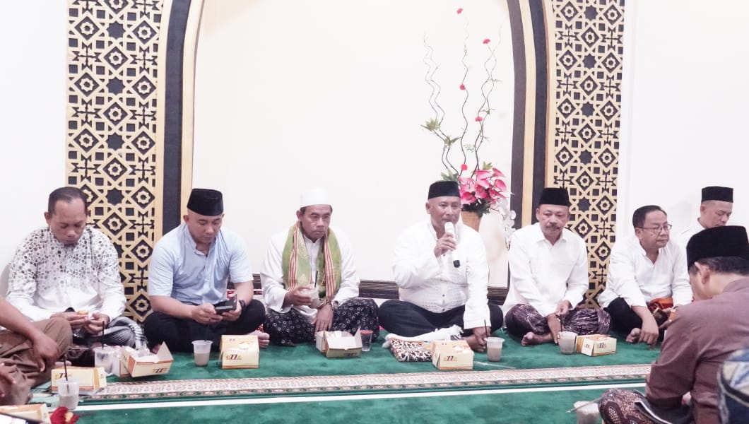 Pj. Bupati Pati saat hadir dalam sholat tarawih bersama di Musholla Al-Ihlas Kemenag Pati