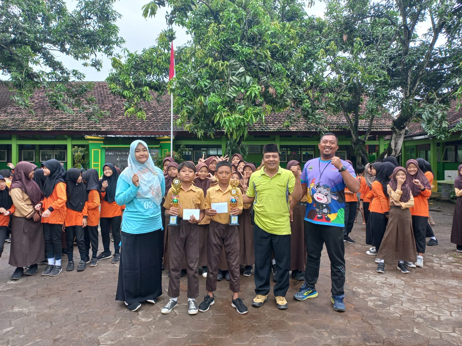 Tim O2SN SDN Kuryokalangan 02 berhasil meraih medali perunggu atau piala juara III tingkat kecamatan Gabus