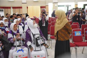 Komisi VIII Lakukan Pelepasan Jemaah Haji Kloter 15 Embarkasi Donohudan