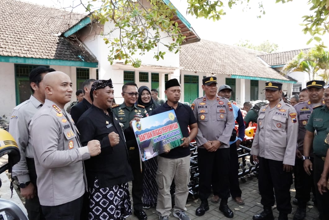 Kelompok Tani Terima Bantuan Alat Pertanian