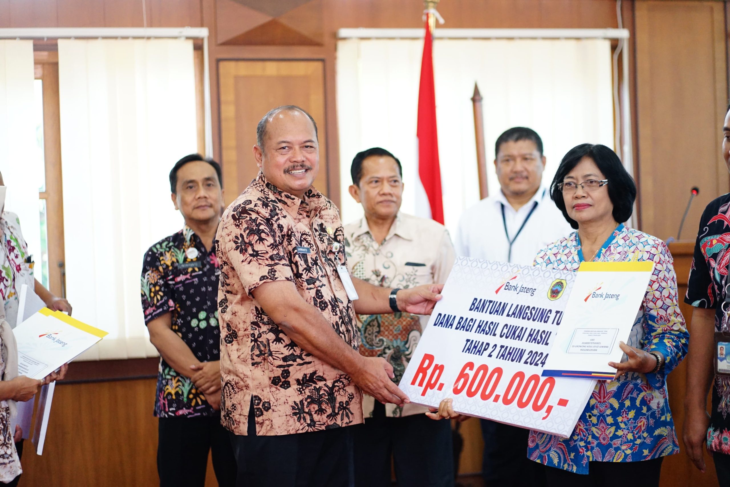 Ir. HM. Nur Sukarno ikut hadir dalam penyaluran BLT Dana Bagi Hasil Cukai