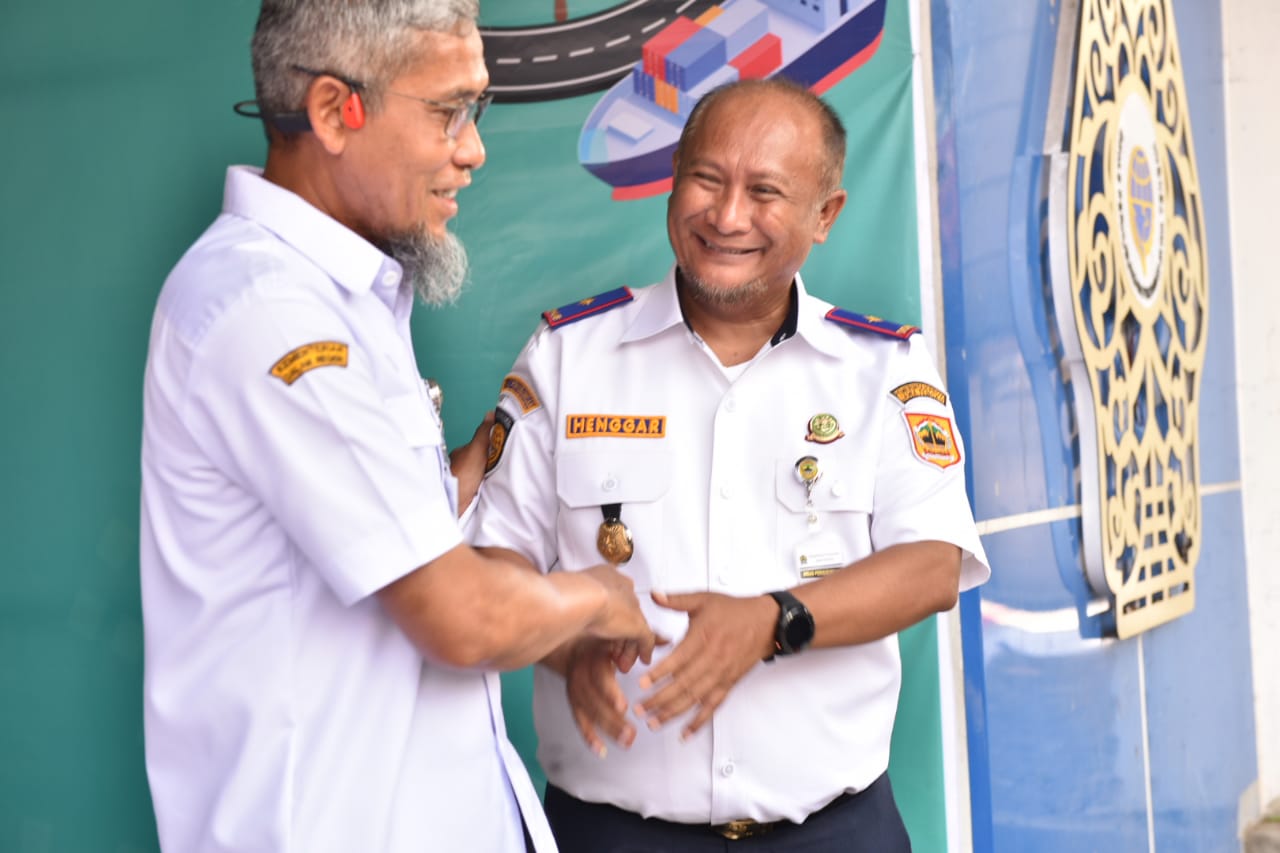 Sekda Jateng didampingi Kepala Dishub Jateng saat membuka acara Central Java Transport Solution Expo 2024, di Gedung Wahana Graha Dishub Jateng