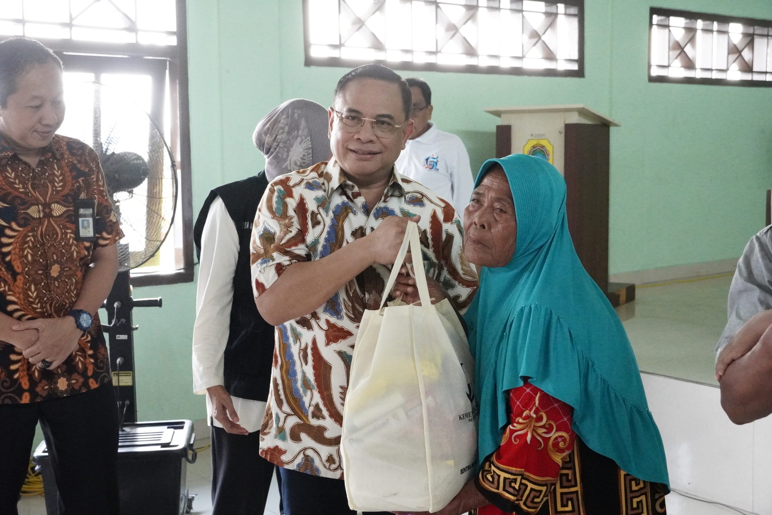 Bupati Pati Serahkan Bantuan Wirausaha, Sembako, dan Alat Bantu Disabilitas untuk Kelompok Rentan