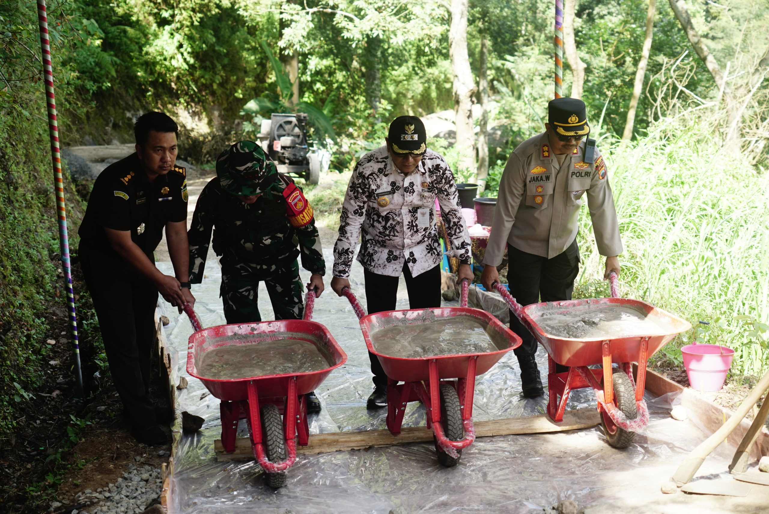 Wakil Bupati Pati Risma Ardhi Chandra saat pembukaan TMMD Sengkuyung Tahap II di lapangan Desa Ngawen Kecamatan Cluwak