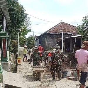 Babinsa Gotong Royong Bersama Warga, Lancarkan Pengecoran Jalan