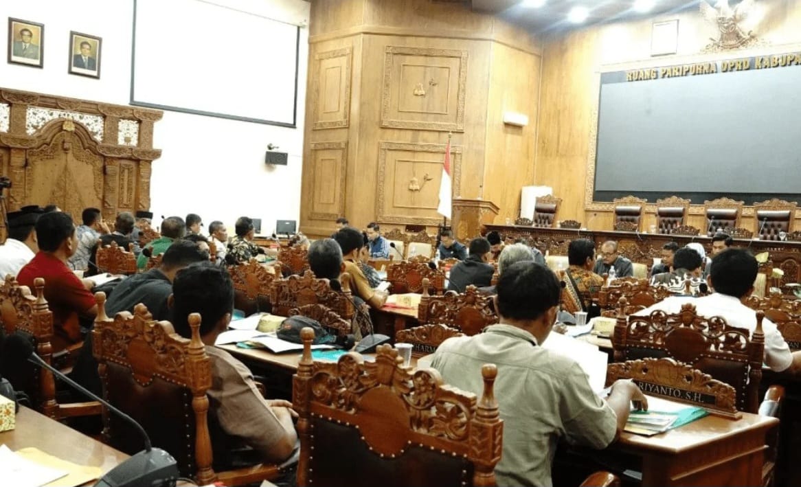Komisi B DPRD Kabupaten Pati menggelar public hearing membahas perumusan Rancangan Peraturan Daerah (Raperda) tentang Penataan dan Pemberdayaan PKL di ruang sidang paripurna