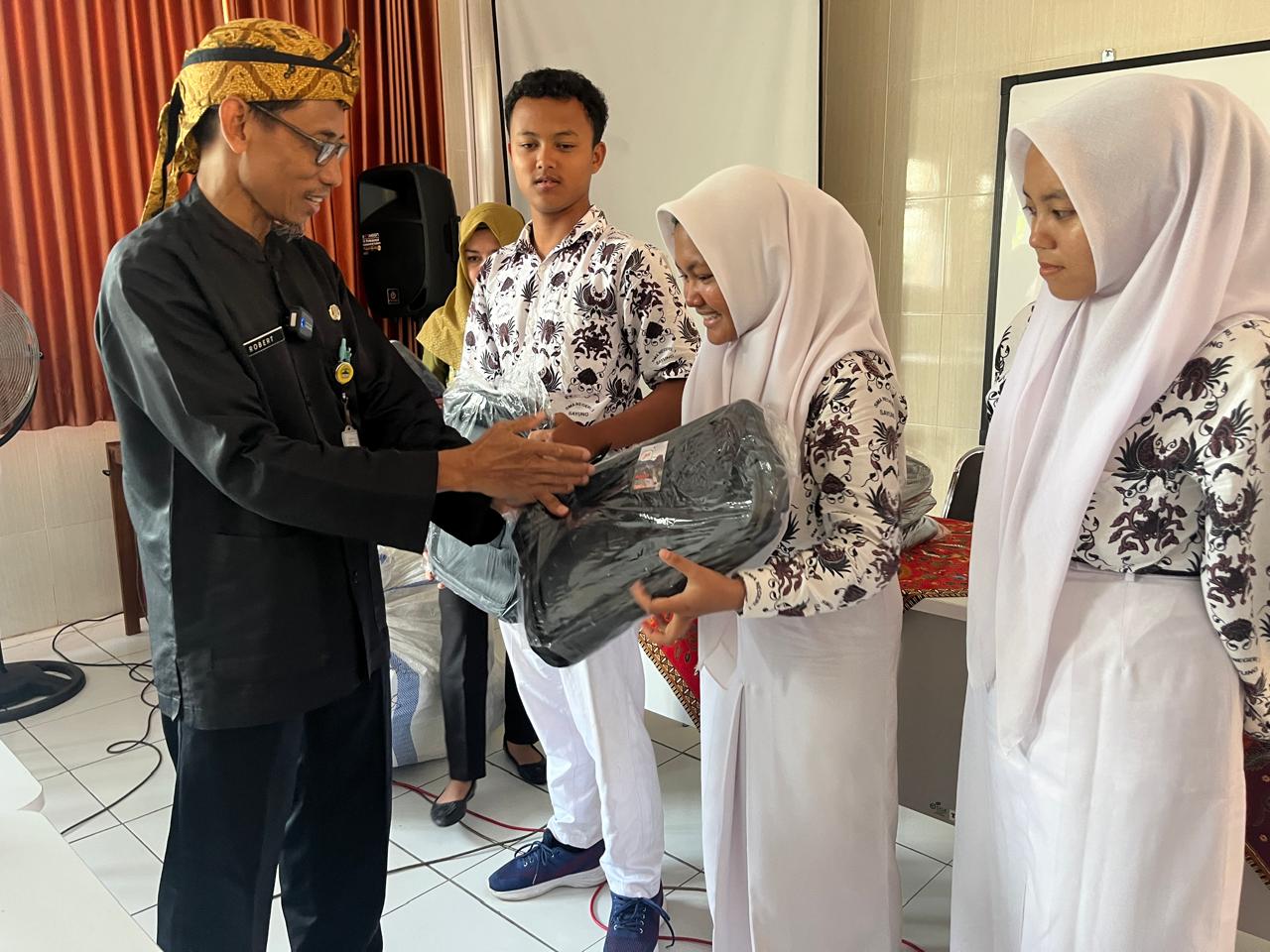 Senyum Ceria Siswa Sekolah Terdampak Rob, Disdikbud Jateng Beri Tas dan Alat Tulis