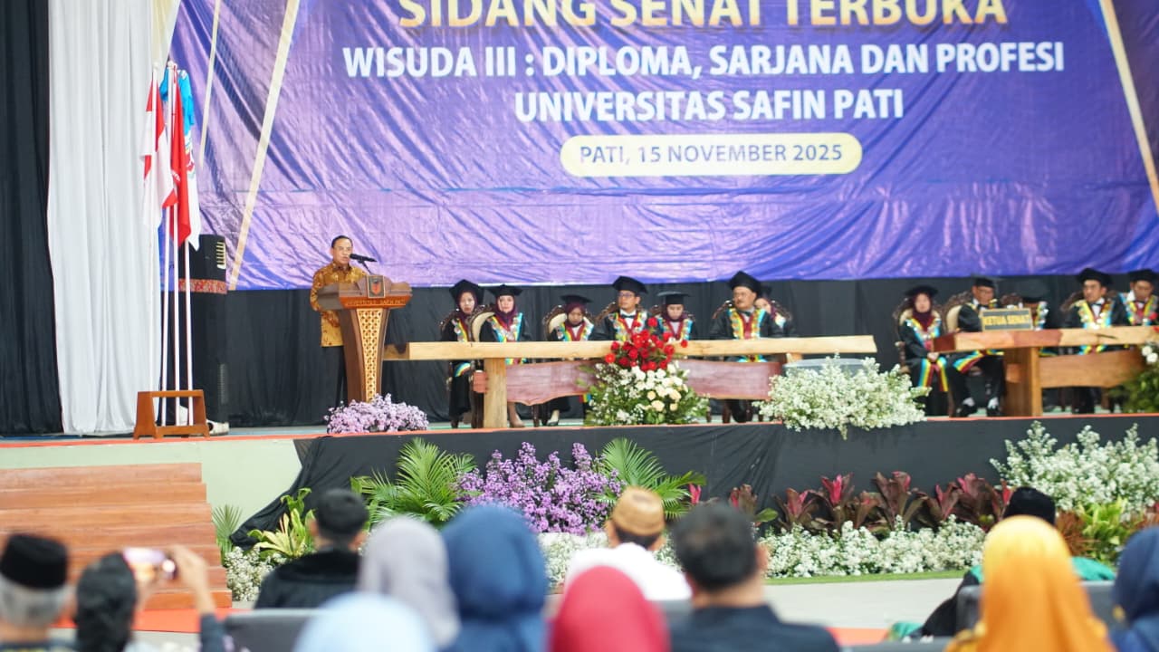Bupati Pati, Sudewo, menghadiri prosesi wisuda Universitas Safin Pati yang digelar di kampus Universitas Safin Pati