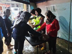 Polwan Cantik Dikerahkan Bantu Memasak Untuk Pengungsi Bencana Alam