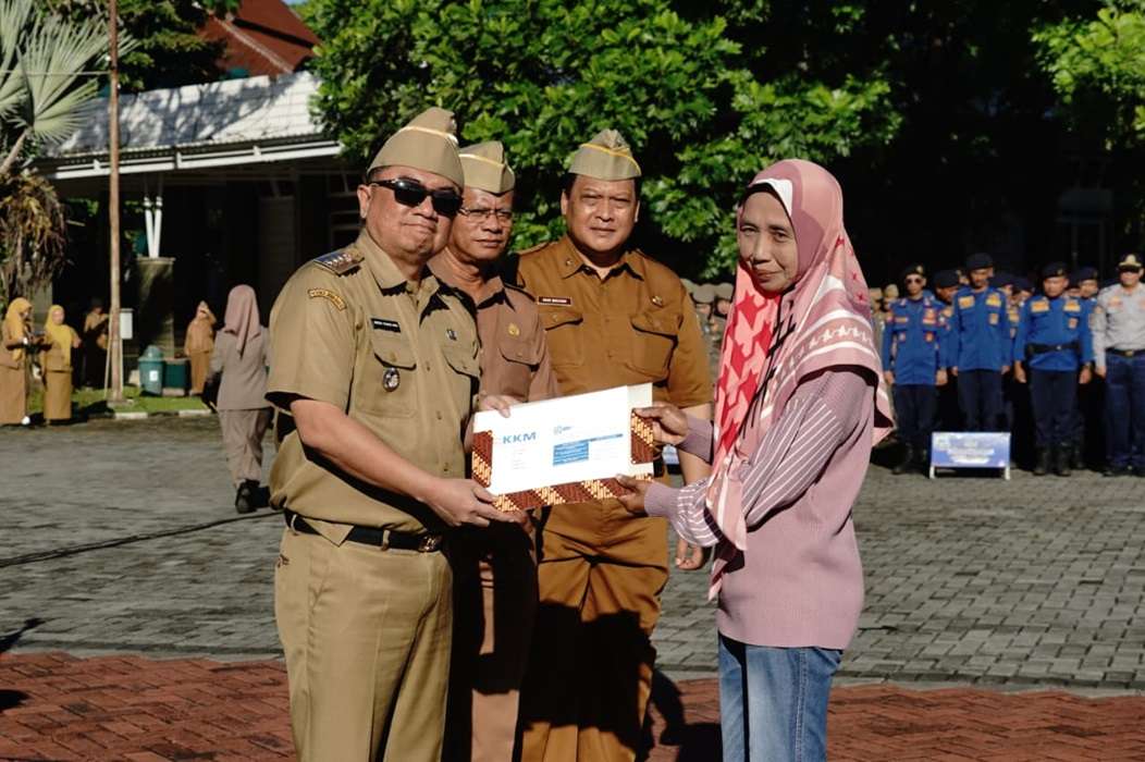 Bupati Garut, Abdusy Syakur Amin, memimpin Apel Gabungan sekaligus menyerahkan secara simbolis 4.400 Polis Asuransi Mikro Perlindungan Petani bagi para penerima manfaat di Kabupaten Garut