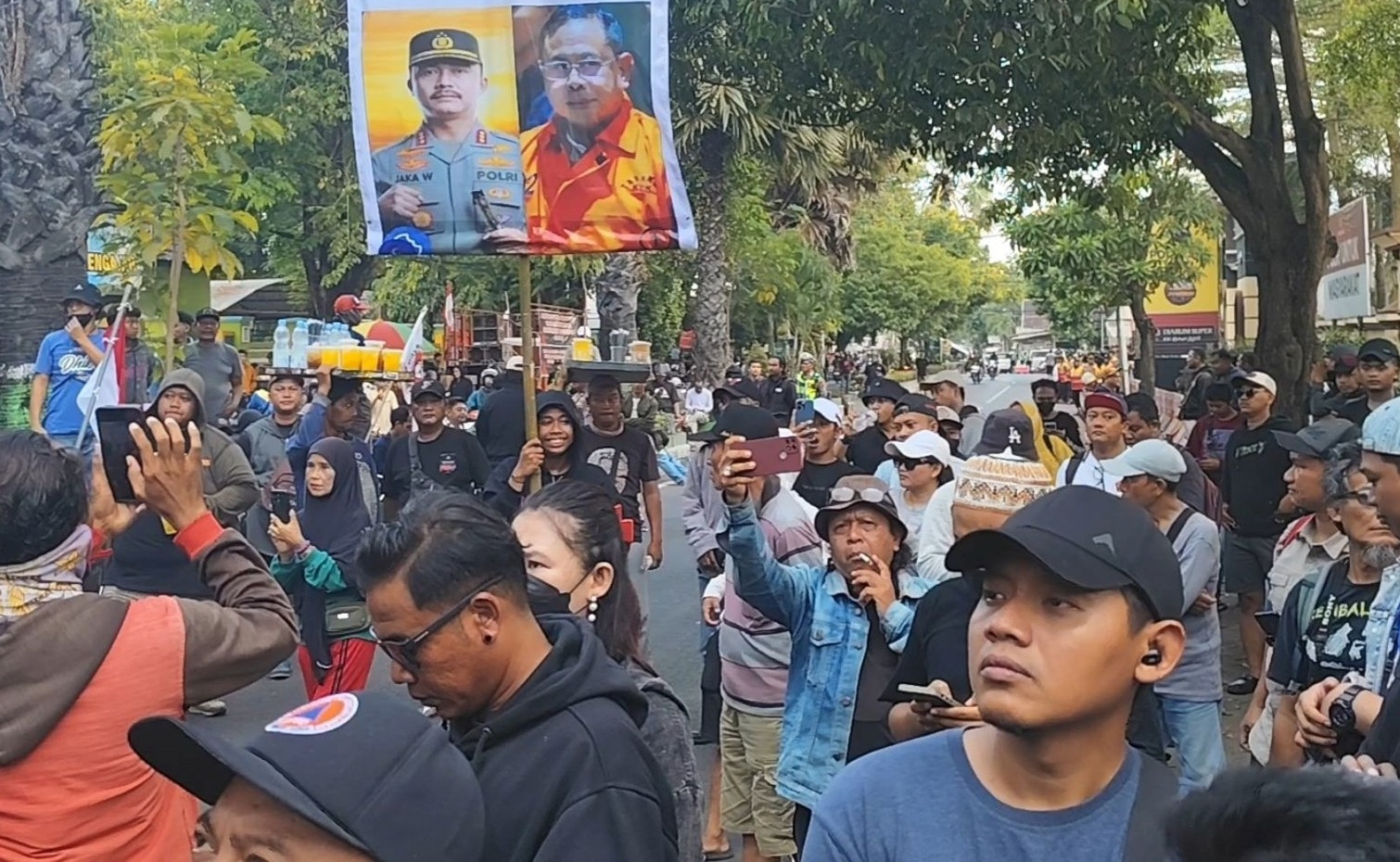 Ratusan massa yang tergabung dalam Aliansi Masyarakat Pati Bersatu (AMPB) menggelar aksi demonstrasi di depan Mapolresta Pati