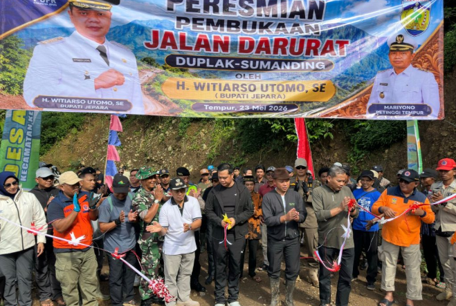 Bupati Jepara H. Witiarso Utomo bersama jajaran pejabat teras Pemerintah Kabupaten Jepara resmi membuka jalur alternatif Duplak–Sumanding