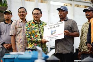 Petani Pati Terima Bantuan 10 Pompa dari Kementerian Pertanian