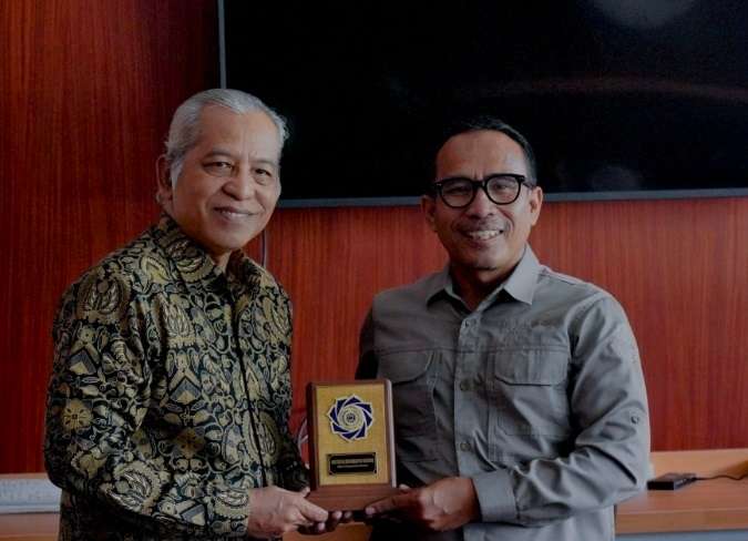 Rektor UM Bandung, Prof. Herry Suhardiyanto dan Kadisdik Jabar Purwanto saat tukar cendera mata