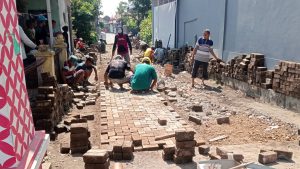 Keluhan Tak Direspon Pemerintah, Warga Klidungan Degayu Perbaiki Jalan Secara Swadaya