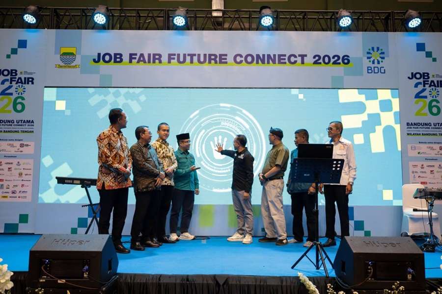 Ketua DPRD Bandung menghadiri Job Fair Future Connect 2026 Wilayah Bandung Tengah di GOR Bandung