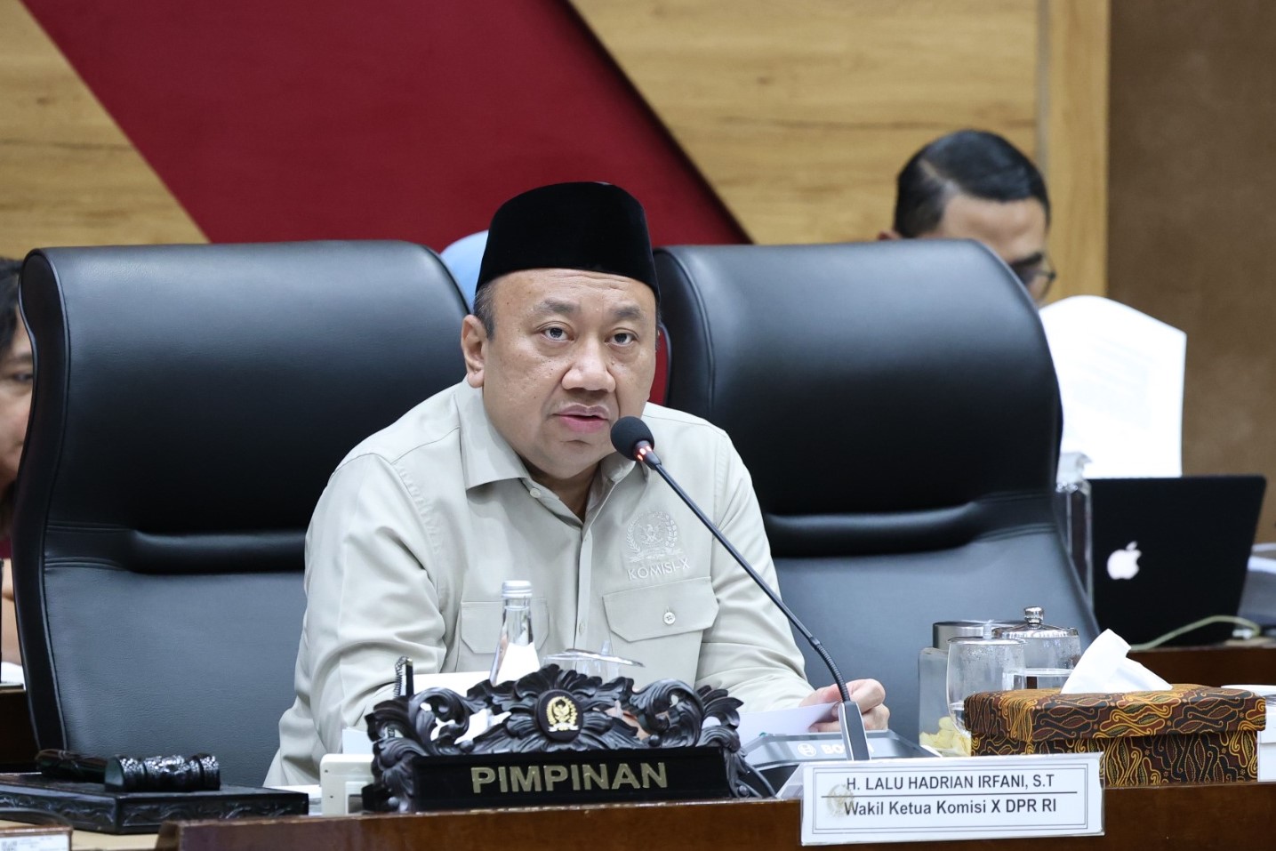 Wakil Ketua Komisi X DPR RI Lalu Hadrian Irfani saat rapat kerja Komisi X DPR RI bersama Menteri Pendidikan Dasar dan Menengah di Ruang Rapat Komisi X, Kompleks Parlemen, Senayan, Jakarta, Rabu (17/6/2026). Foto : Karisma/Andri
