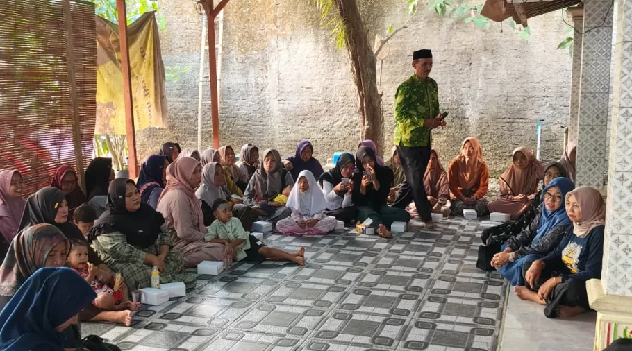 Anggota Komisi A DPRD Kabupaten Pati, Karwito, bersama puluhan ibu-ibu warga Dukuh Slempung, Desa Dukuhseti, Kecamatan Dukuhseti