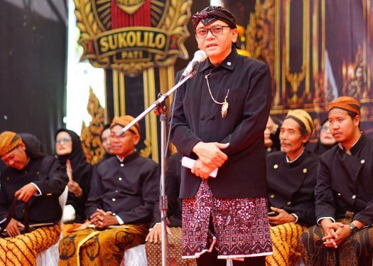 Plt Bupati Pati Risma Ardhi Chandra menghadiri Tradisi Meron Desa Sukolilo 2026 di Halaman Masjid Baitul Yaqin Sukolilo, Kamis (27/8/2026)