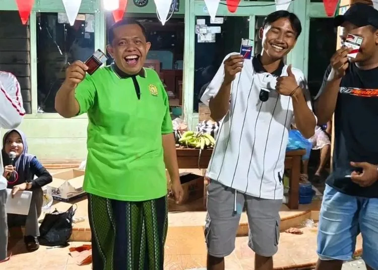 Sekretaris Komisi A DPRD Kabupaten Pati, Kastomo mengikuti lomba bersama warga di Desa Kudur, Kecamatan Winong, Kabupaten Pati