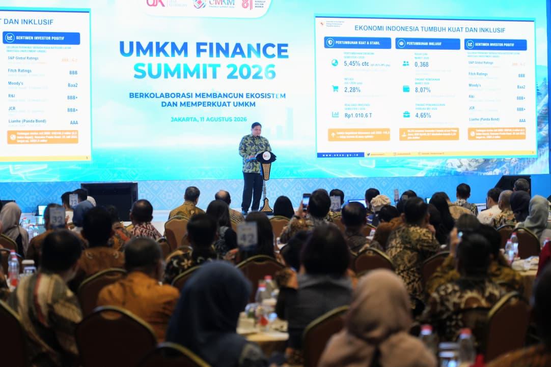 Kemenko Perekonomian, Dr. (H.C.) Ir. Airlangga Hartarto, M.B.A., M.M.T. dalam penandatanganan nota kesepahaman (MoU) antara Kementerian UMKM dan OJK di Jakarta, Selasa (11/8/2026)