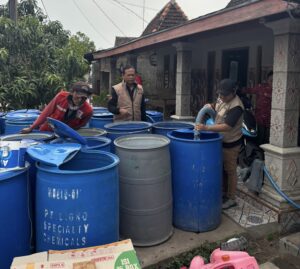 Bawaslu Pati Salurkan Bantuan Air Bersih ke Warga Jaken, Teguhkan Nilai Demokrasi melalui Aksi Sosial